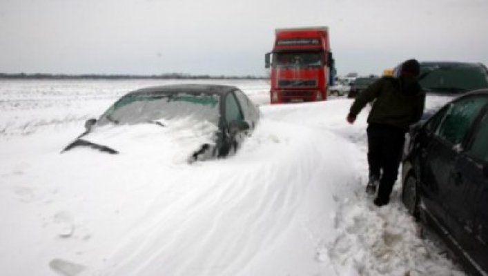 Şoferii blocaţi pe drumurile înzăpezite pot da statul în judecată